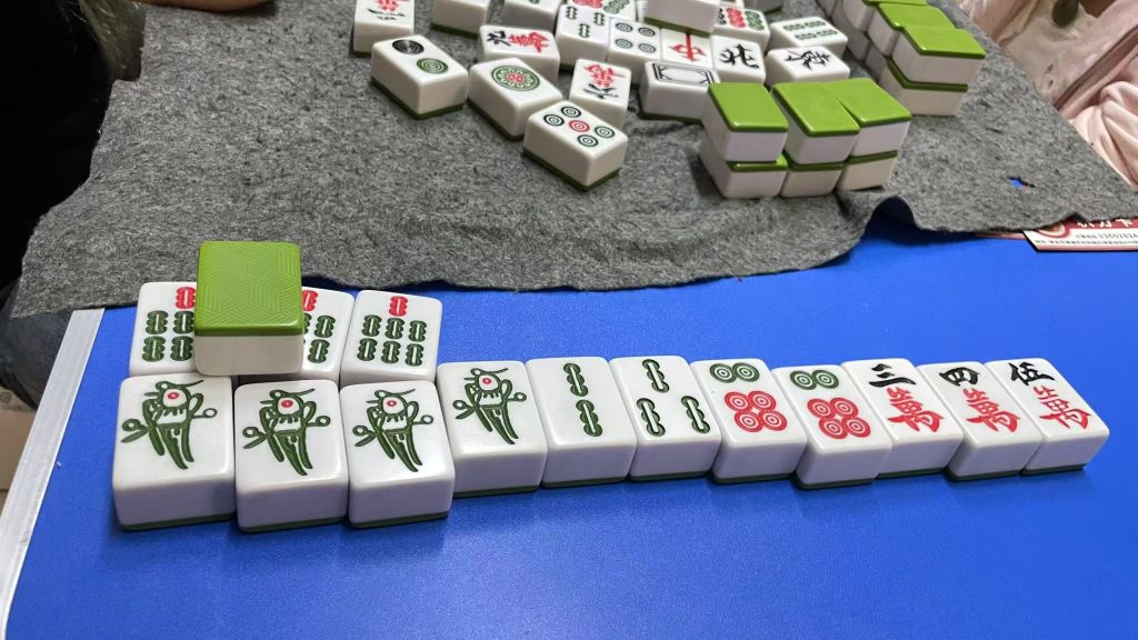 《午夜牌局与月光私语：那些一起挥霍的 “失眠时光”》